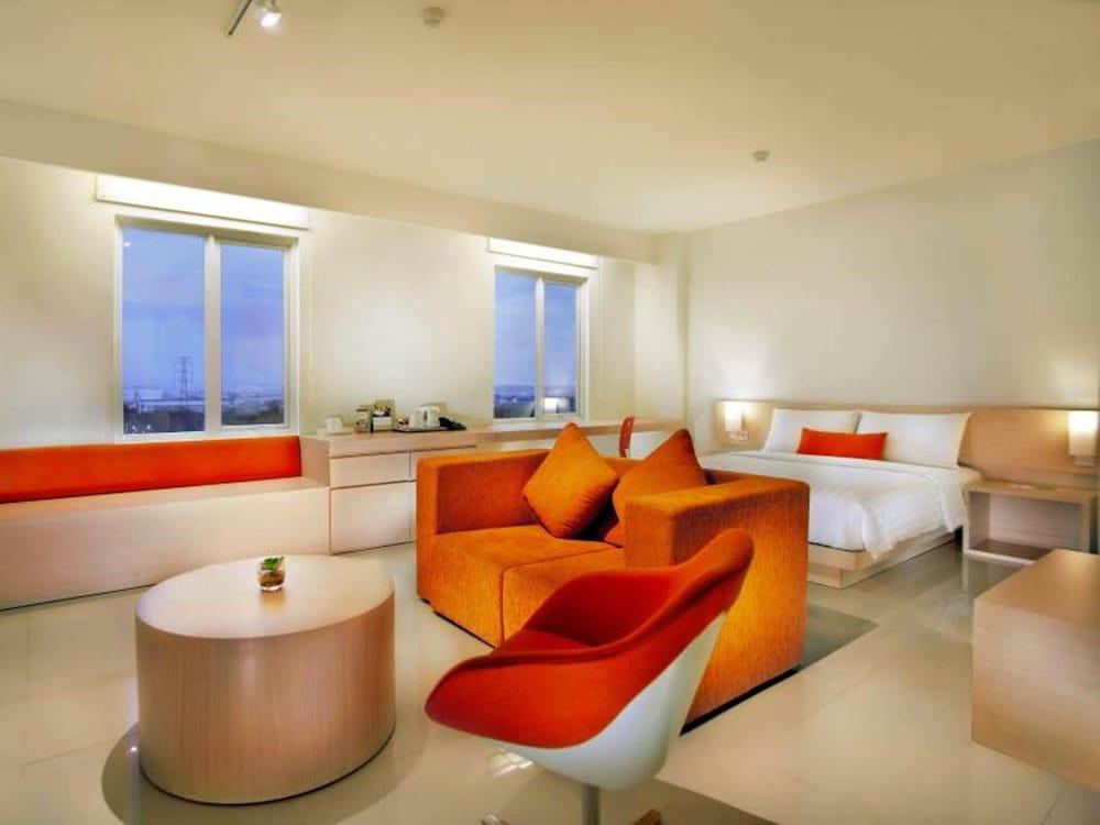 Hotel Zuri Express Lippo Cikarang à Bekasi Extérieur photo