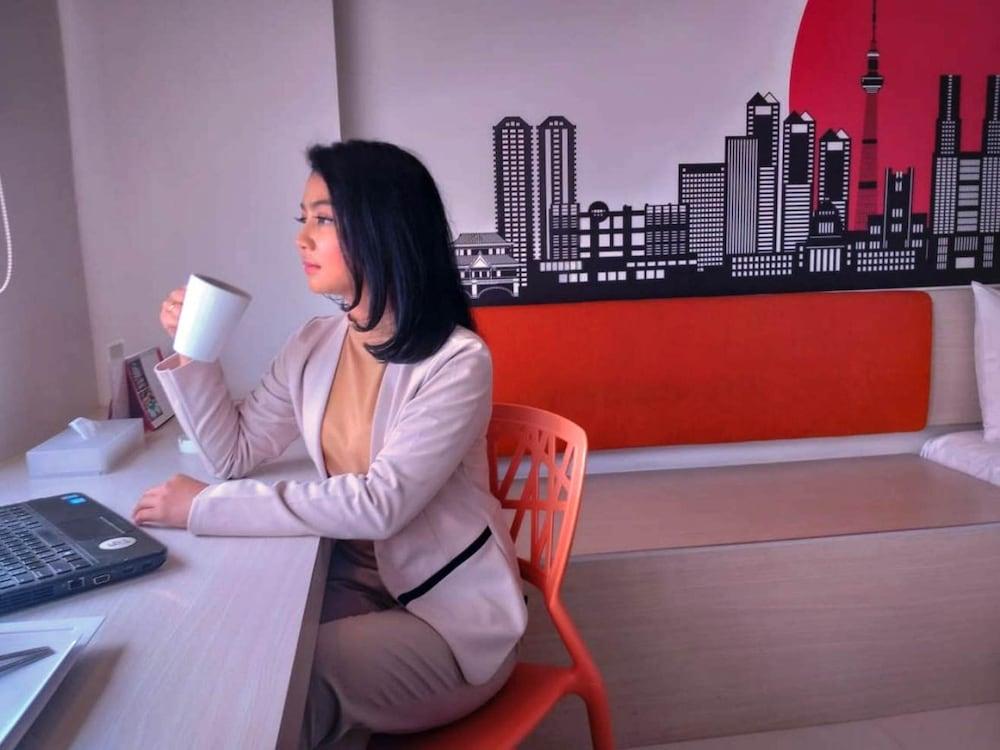 Hotel Zuri Express Lippo Cikarang à Bekasi Extérieur photo