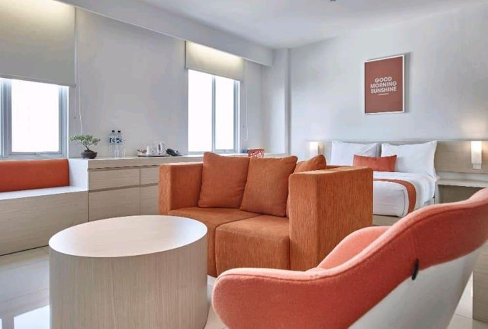 Hotel Zuri Express Lippo Cikarang à Bekasi Extérieur photo