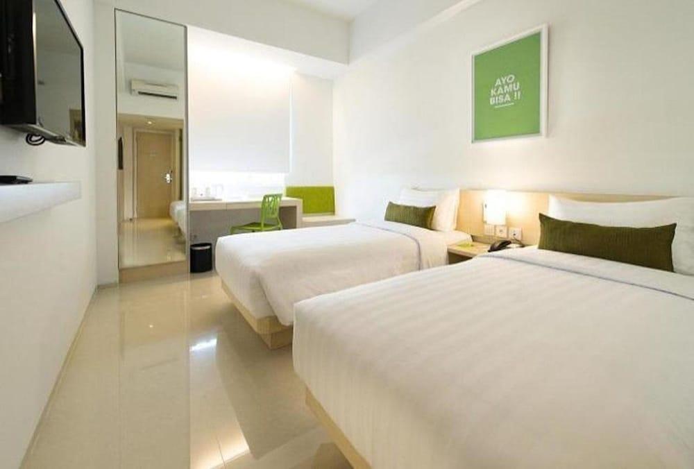 Hotel Zuri Express Lippo Cikarang à Bekasi Extérieur photo