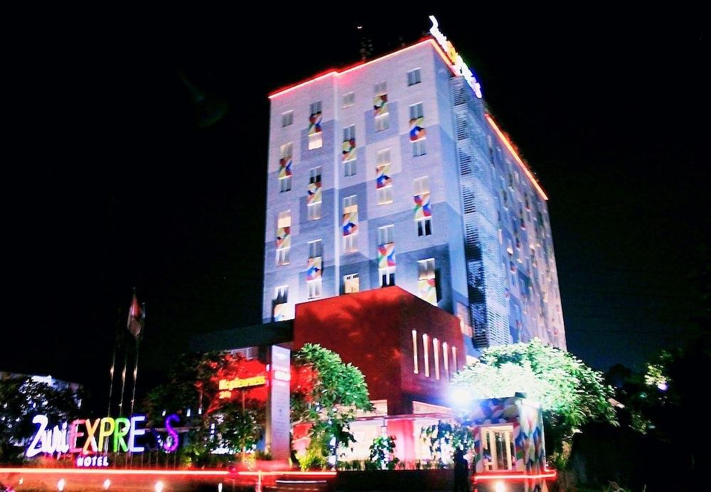 Hotel Zuri Express Lippo Cikarang à Bekasi Extérieur photo