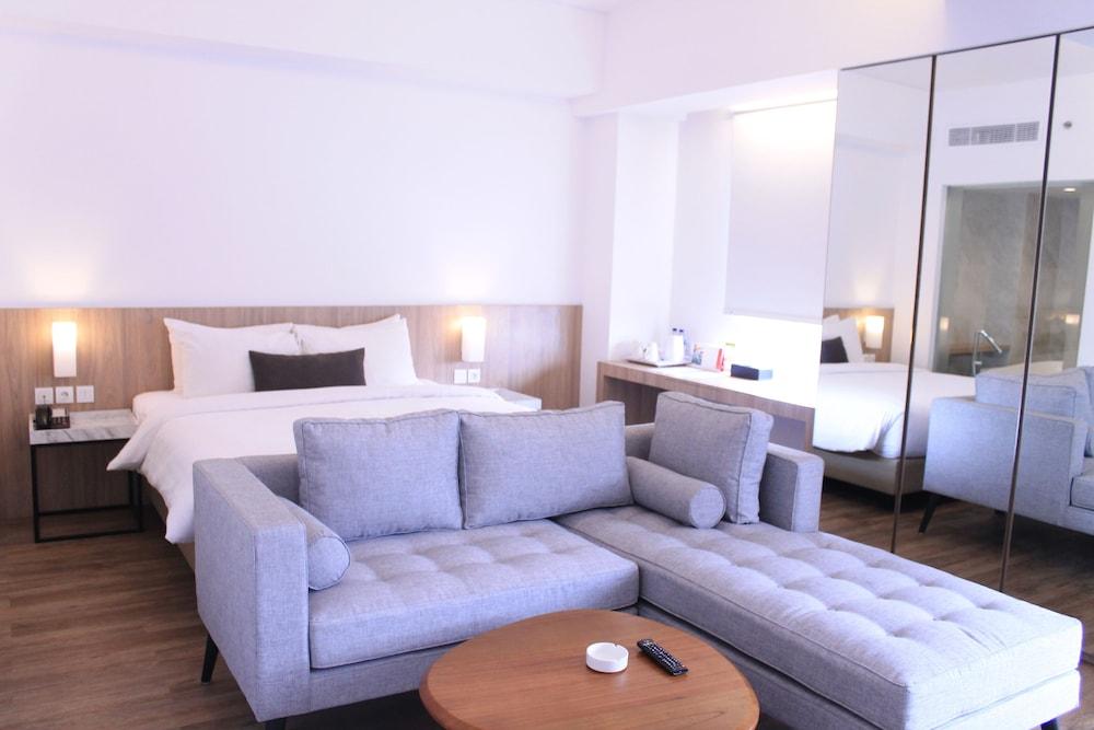 Hotel Zuri Express Lippo Cikarang à Bekasi Extérieur photo